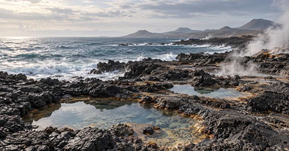 Ricostruzione illustrativa di una costa rocciosa primordiale con oceano, pozze minerali e vapori; paesaggio ipotetico, senza localizzare l’habitat di L.U.C.A.